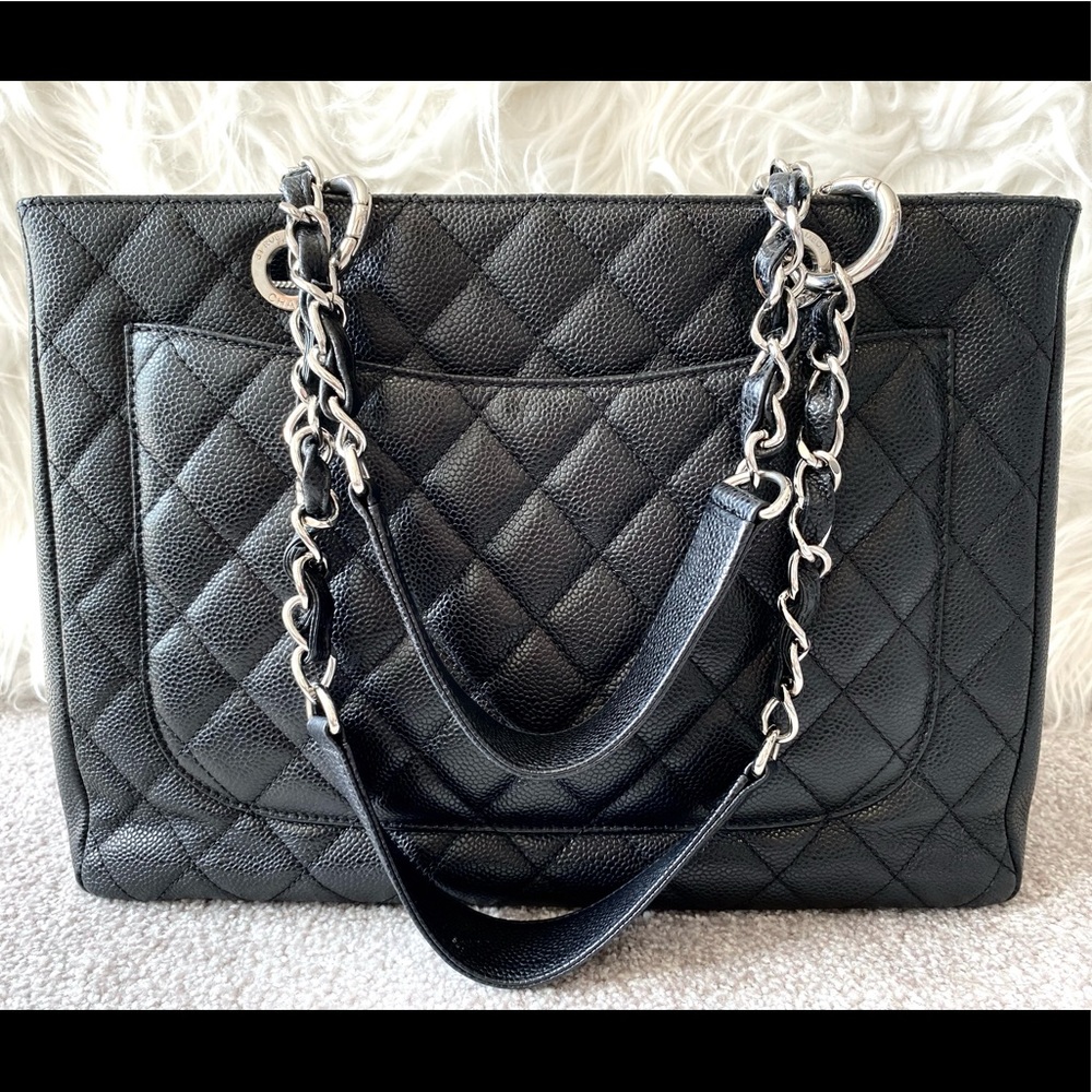 𝐂𝐇𝐀𝐍𝐄𝐋 Black Quilted Caviar Grand Shopping Tote - Picture 5 of 16